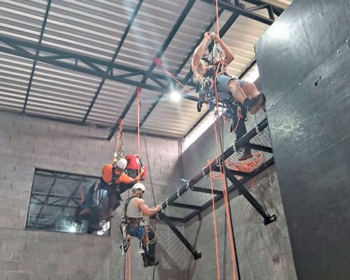 Capacitação NR 33 e NR 35 em Varginha: solução técnica para capacitação integrada em altura e espaço confinado em Varginha