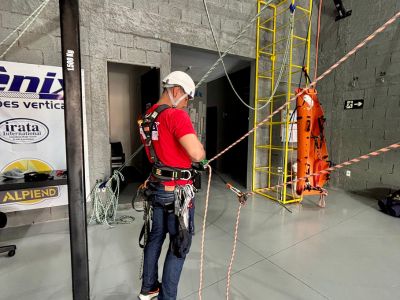 Certificação IRATA: solução técnica para formação técnica para acesso por cordas