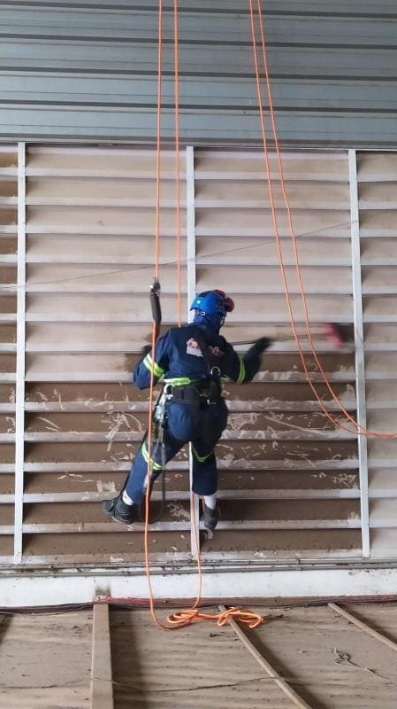 Curso Internacional IRATA: solução técnica para formação técnica para acesso por cordas