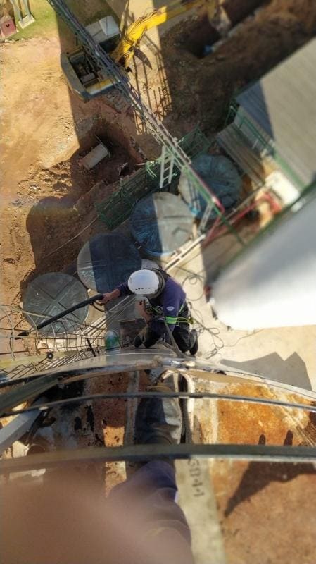 Treinamento de Resgate Vertical: solução técnica para preparação para resposta a emergências industriais